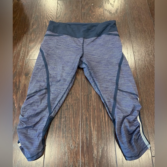 Lululemon Women  Pace Crop Capri Leggings Blue Stripe Reflective  Size 6 - Picture 1 of 7